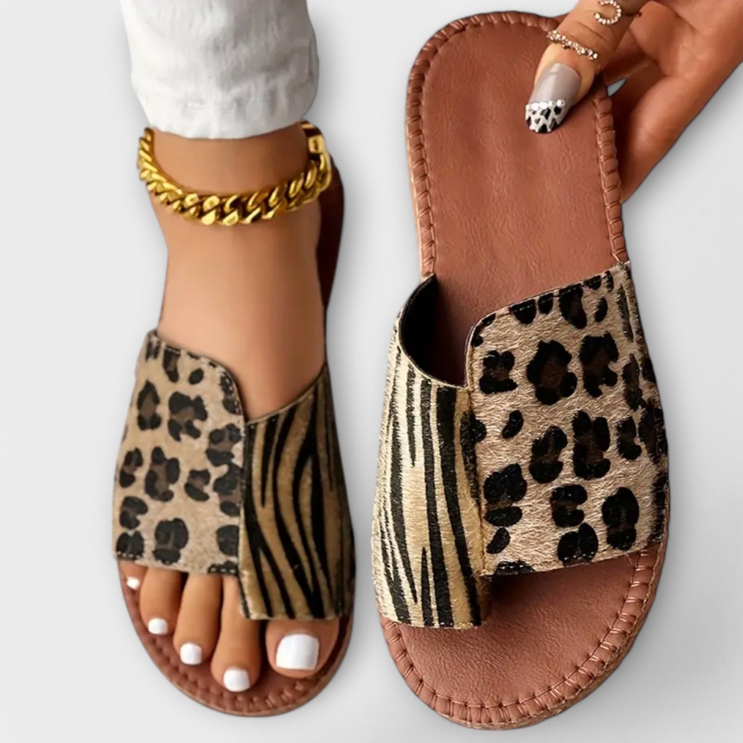 Sandalias bonitas de dos colores con estampado de leopardo
