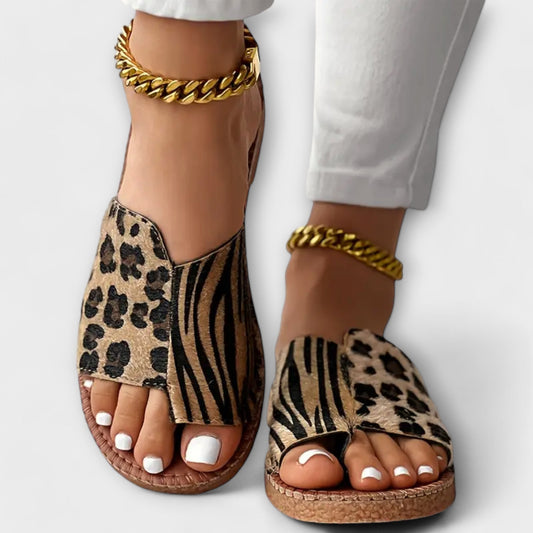 Sandalias bonitas de dos colores con estampado de leopardo