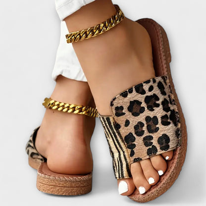 Sandalias bonitas de dos colores con estampado de leopardo