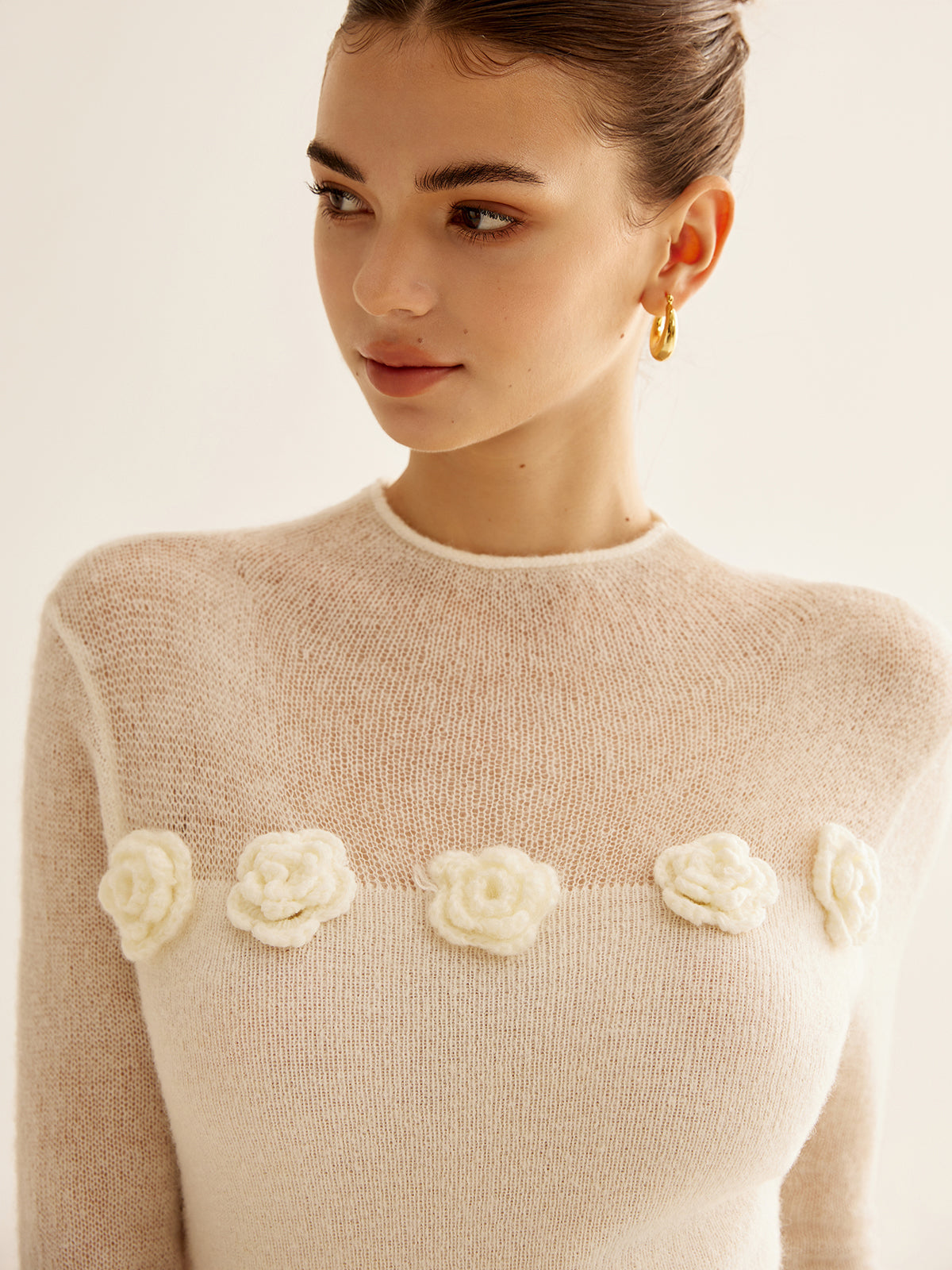 Top de Punto Suave con Panel de Flores en 3D