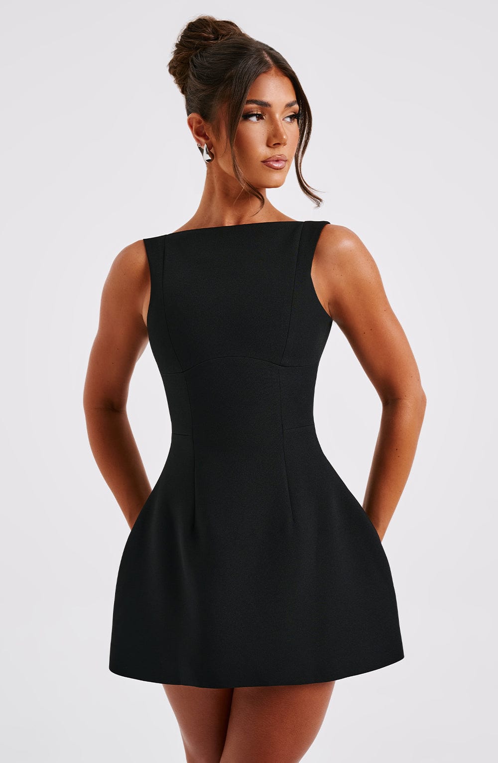 Mónica - Mini vestido de espalda abierta