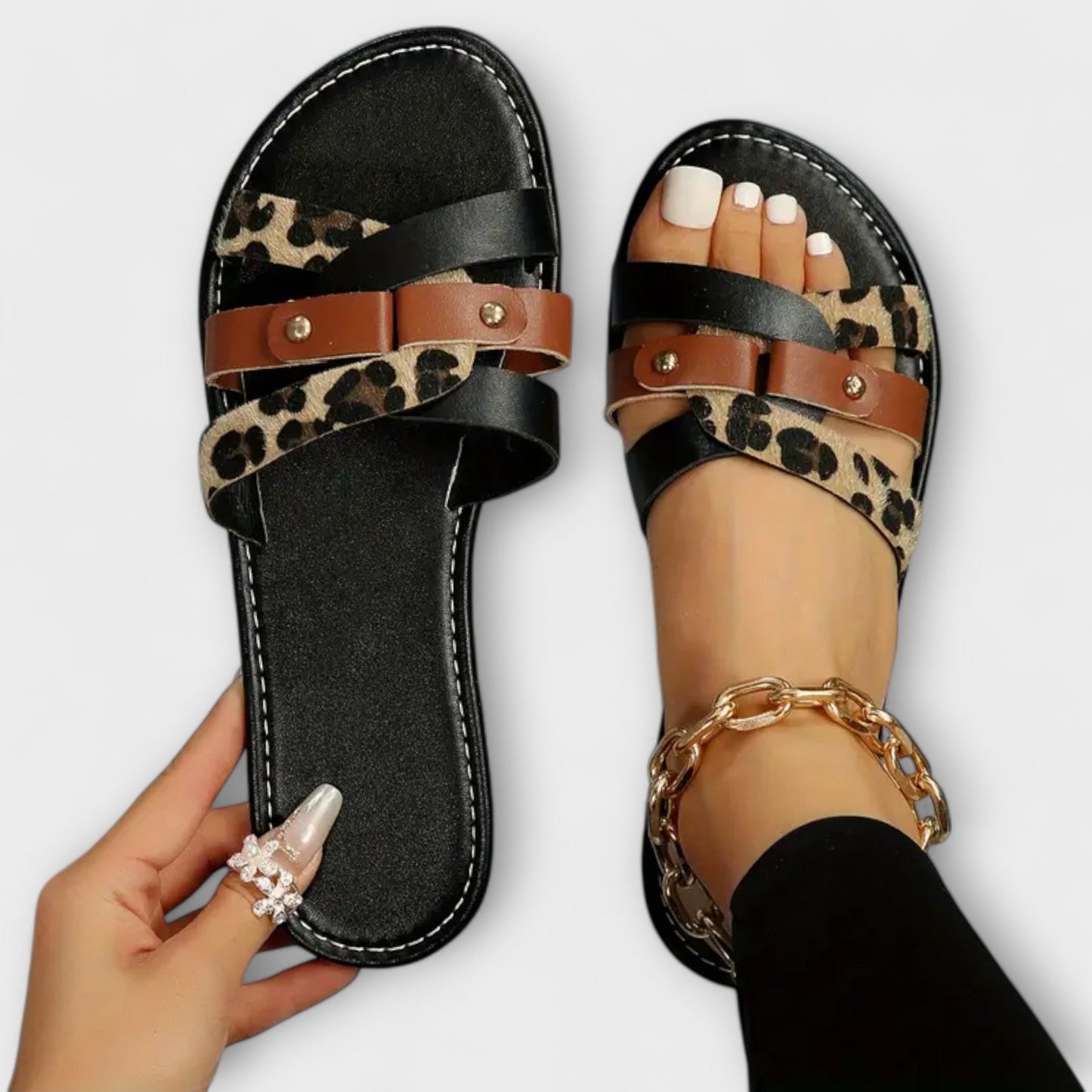 Sandalias de tira cruzada con estampado de leopardo